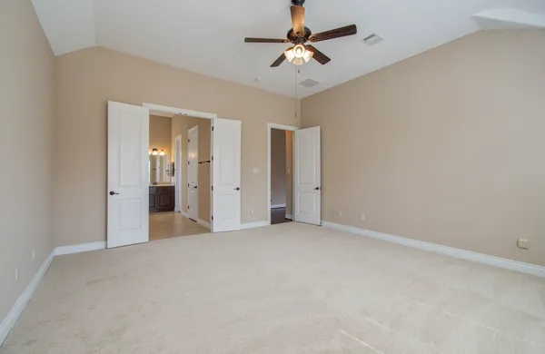 a view of empty room with a ceiling fan
