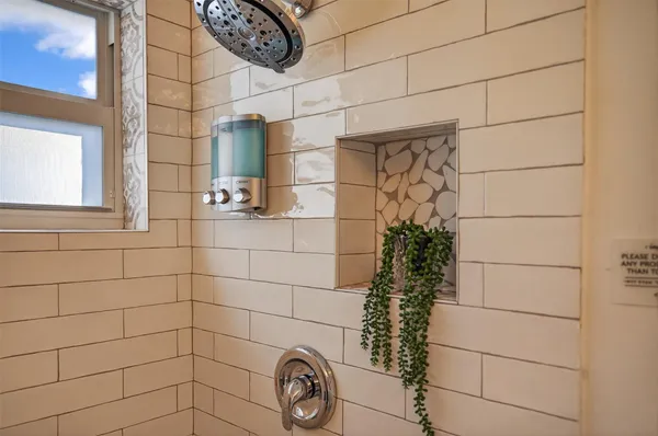 $5,500 | 318 Northeast 26th Street, Wilton Manors, FL 33305