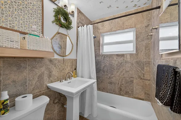 $5,500 | 318 Northeast 26th Street, Wilton Manors, FL 33305