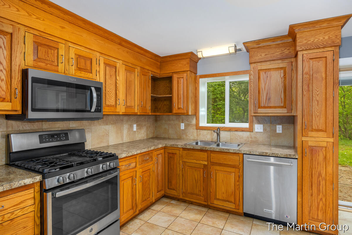 6610 Riga Avenue Northeast Rockford, MI 49341 - Photo 32 of 50 Kitchen in Apartment