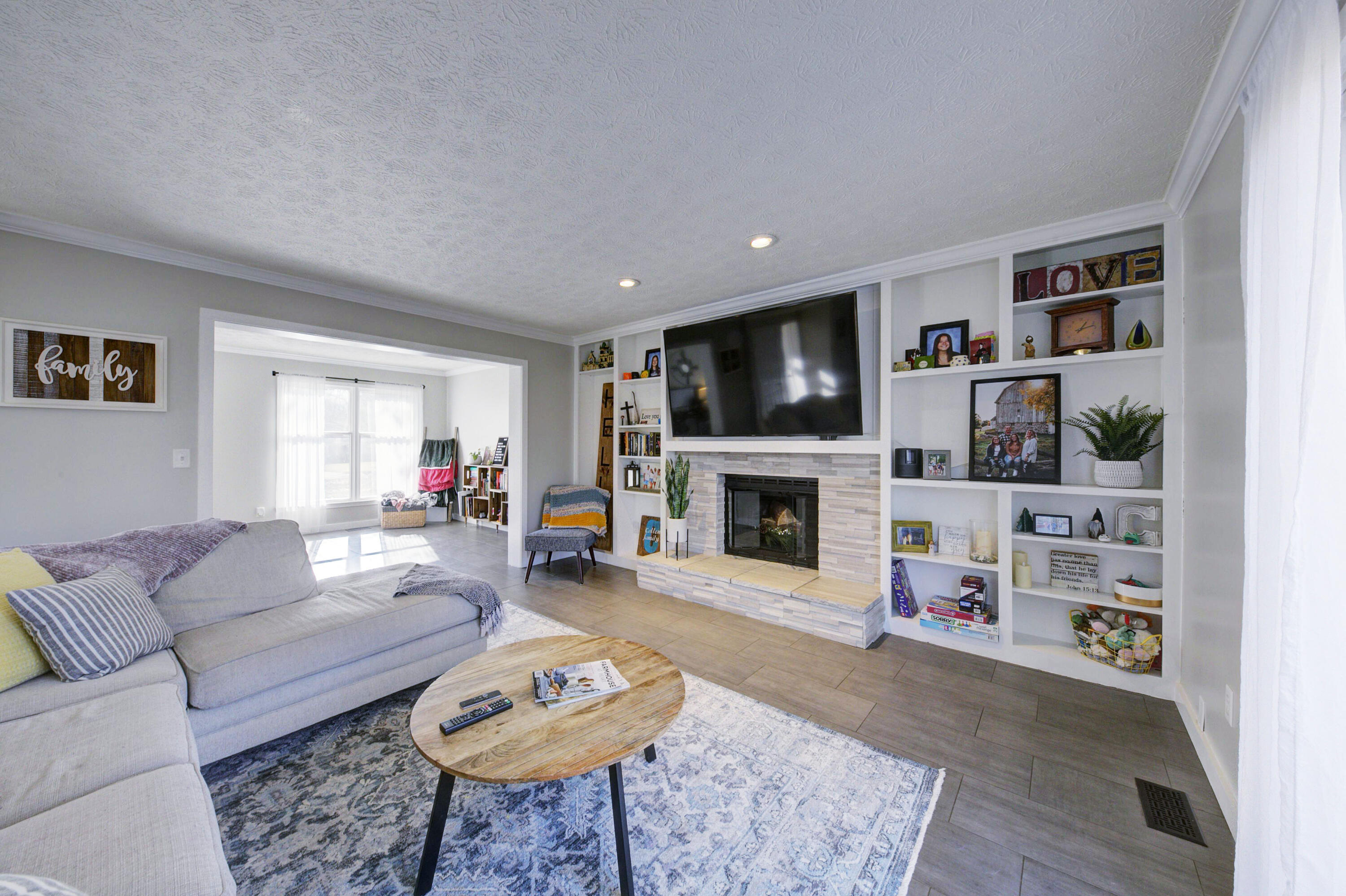 2391 Sunny Ridge Drive Pinckney, MI 48169 - Photo 12 of 71 Living Room