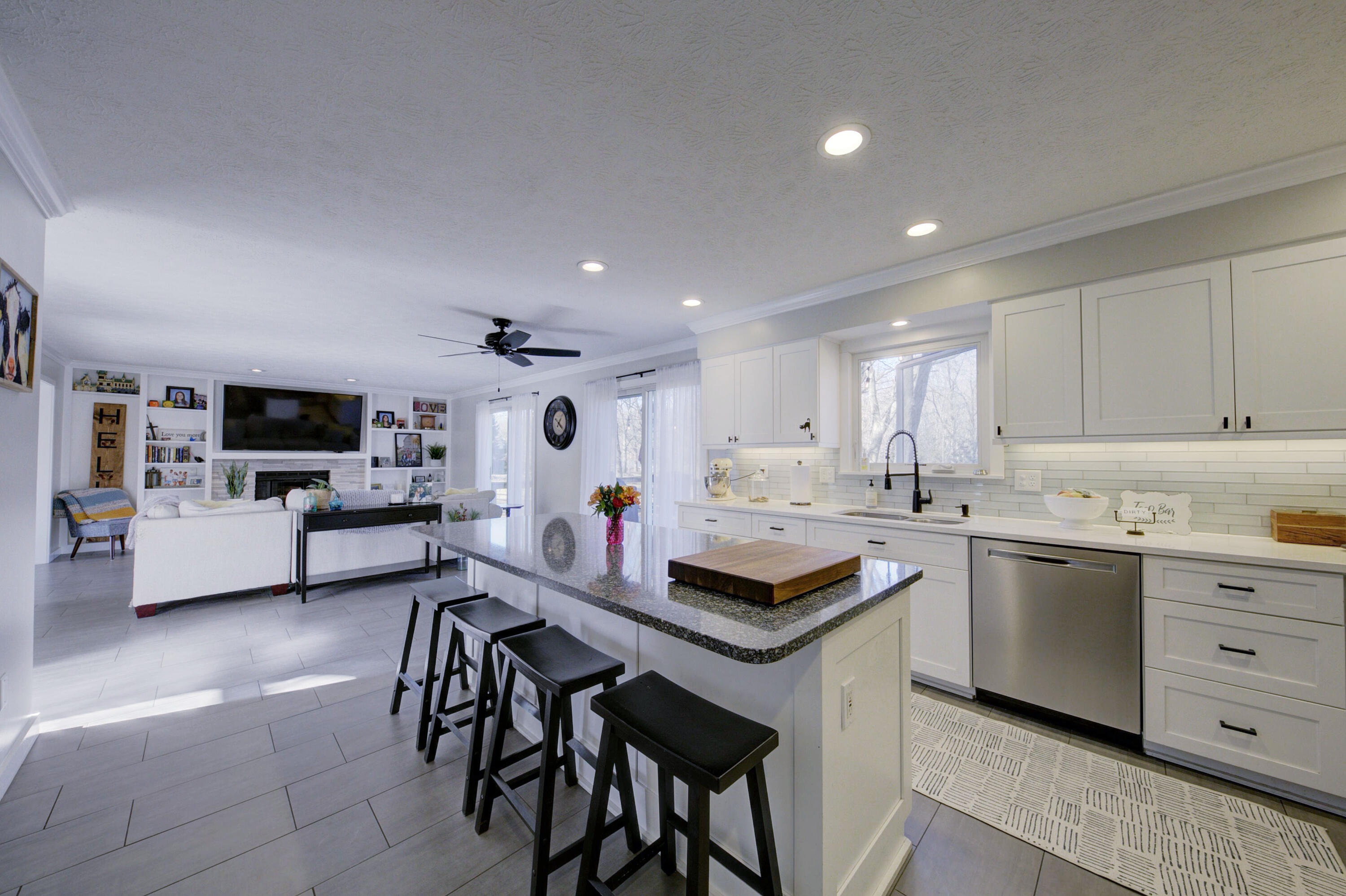 2391 Sunny Ridge Drive Pinckney, MI 48169 - Photo 18 of 71 Island Bar