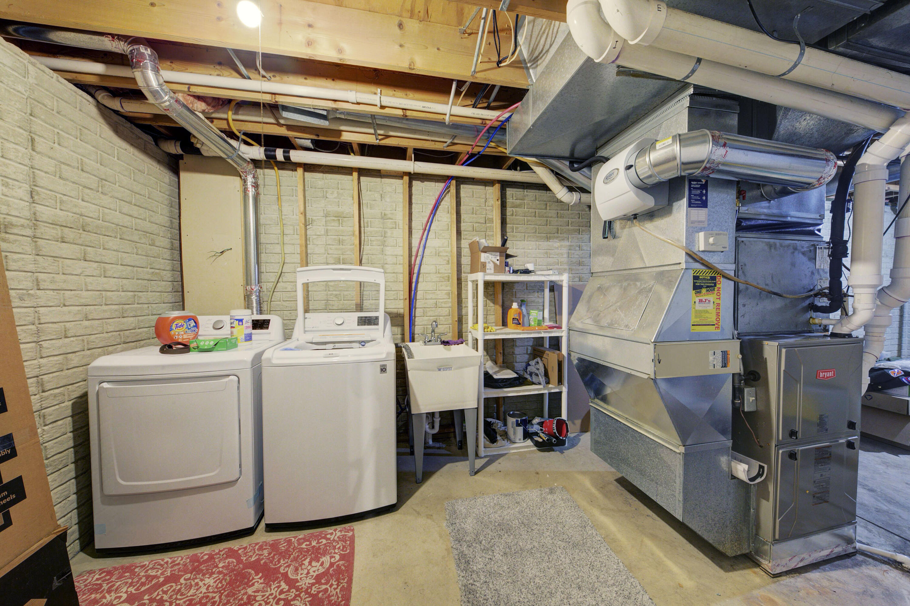 2391 Sunny Ridge Drive Pinckney, MI 48169 - Photo 47 of 71 Laundry