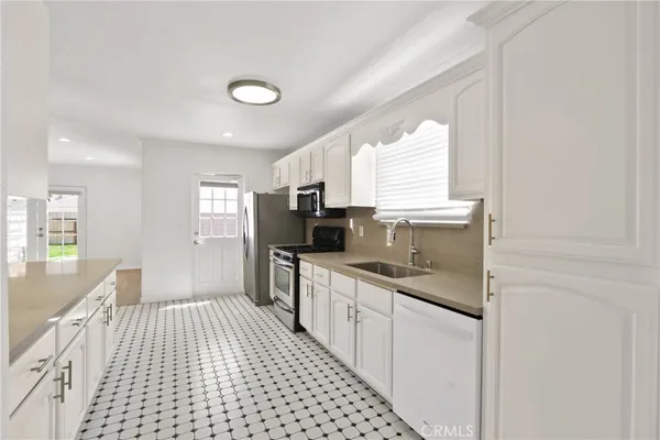 $4,950 | 4232 Walnut Avenue, Long Beach, CA 90807