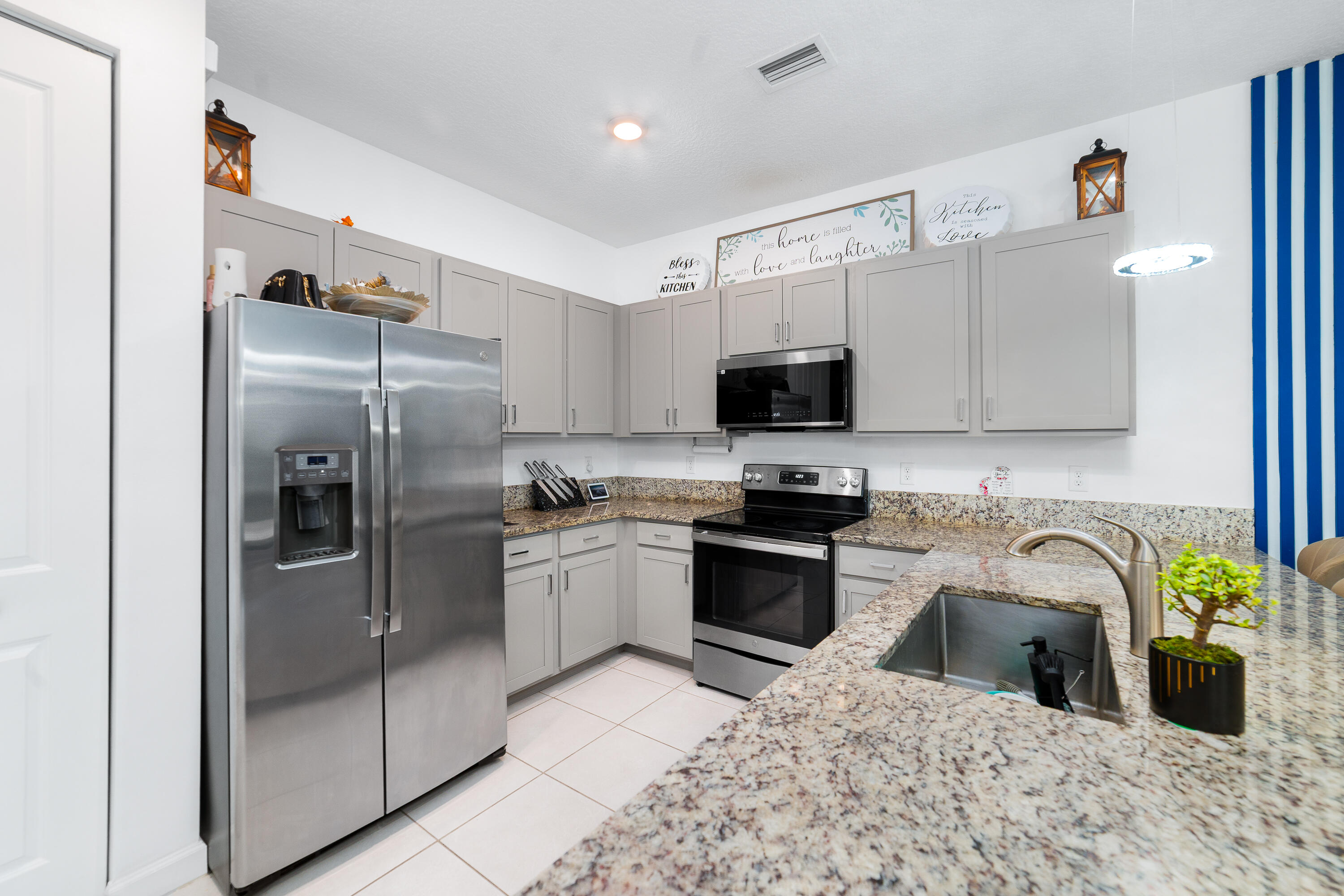 2024 Sugar Maple Drive Riviera Beach, FL 33410 - Photo 8 of 38 DSC0008