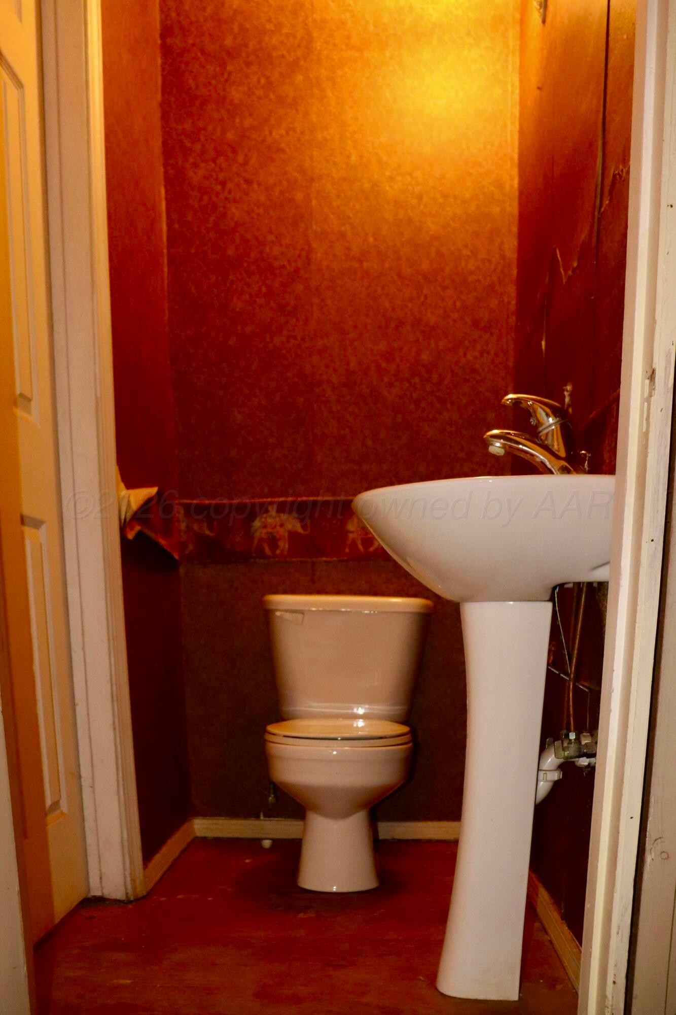 1912 South Tyler Street Amarillo, TX 79109 - Photo 52 of 74 amarillo-tx-historic-home-bathroom-3