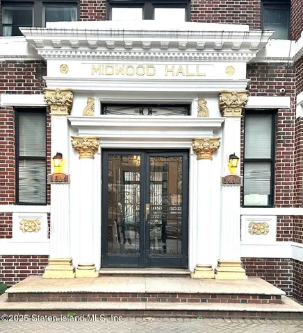 a view of a entryway of a building