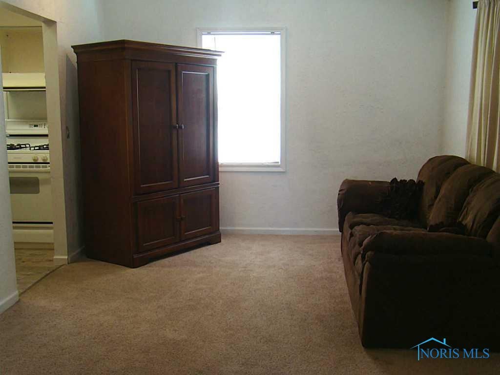 926 Rochelle Road Toledo, OH 43615 - Photo 3 of 12 Living Room.