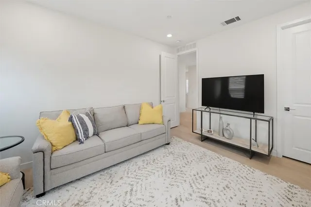 $950,000 | 20912 Silvergate Way, Newhall, CA 91321