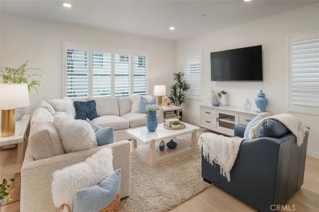 $950,000 | 20912 Silvergate Way, Newhall, CA 91321