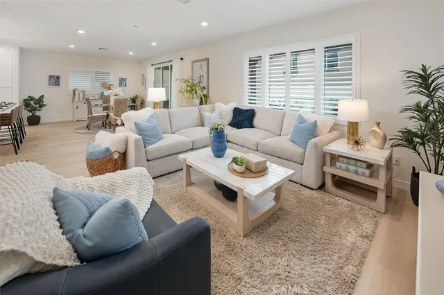 $950,000 | 20912 Silvergate Way, Newhall, CA 91321