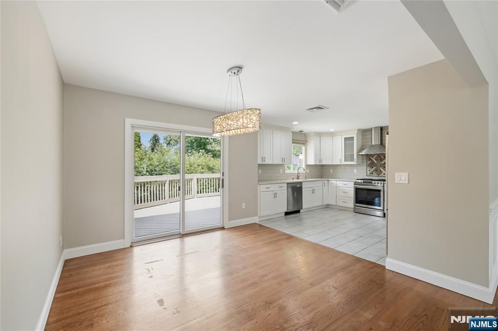 377 Chelsea Street Paramus, NJ 07652 - Photo 9 of 30 Gallery Image 9