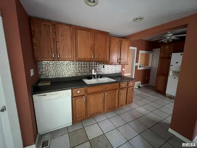 $74,000 | 809 West Jefferson Street, Macomb, IL 61455