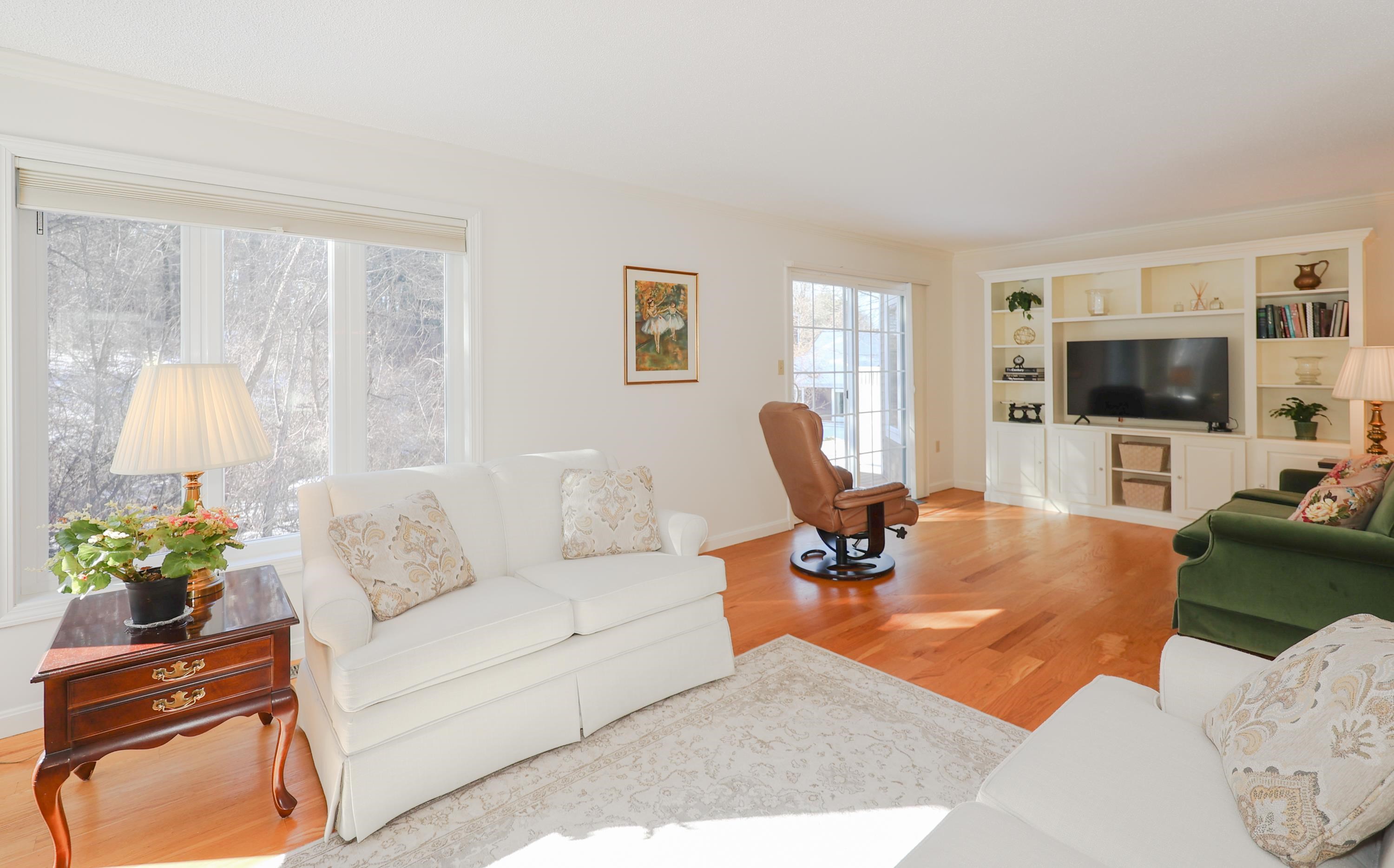 554 Straw Hill Road Manchester, NH 03104 - Photo 8 of 36
