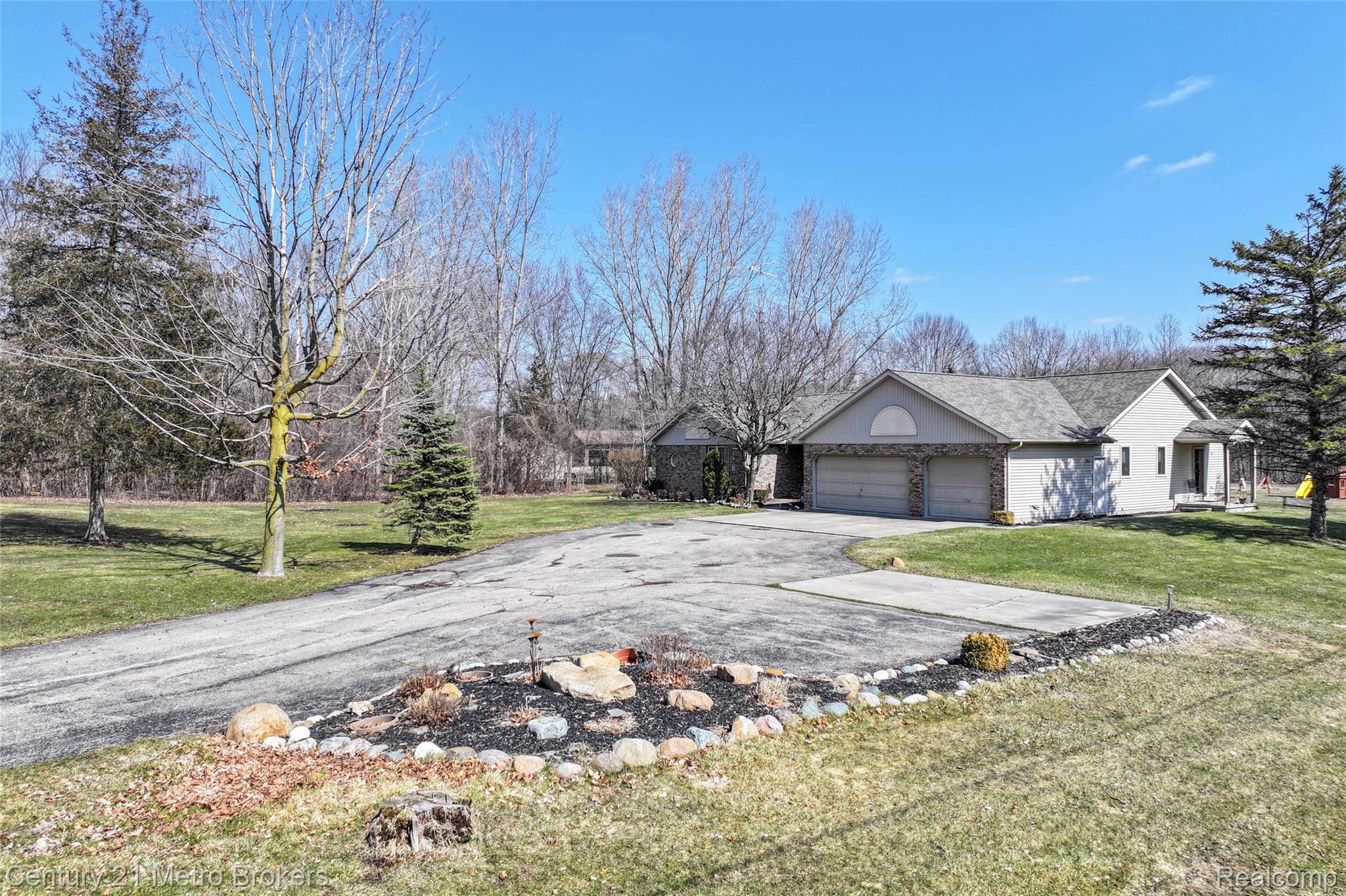 5464 North Seymour Road Flushing, MI 48433 - Photo 53 of 59 extra parking
