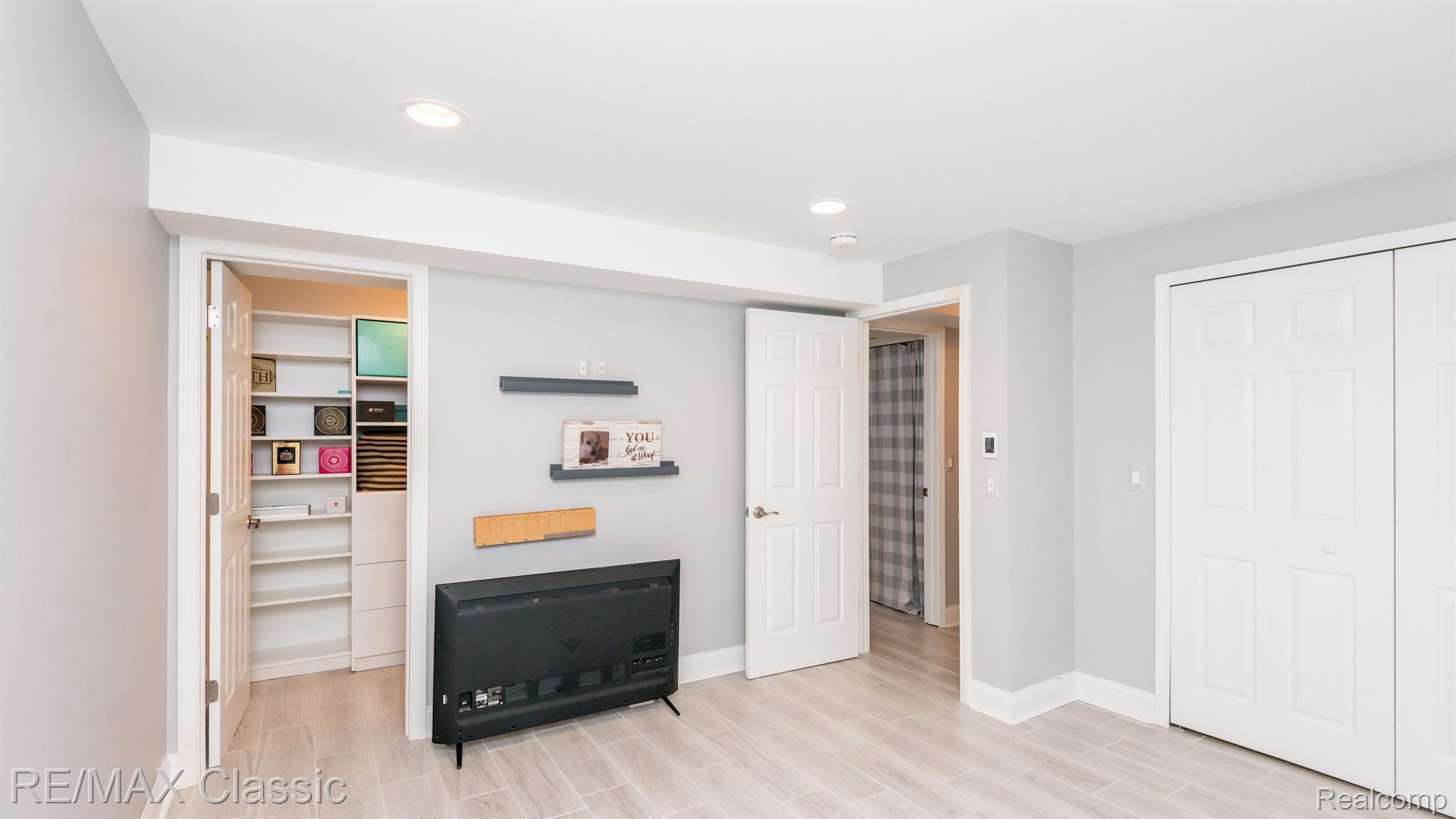 22068 Edgewater, Unit 140 Novi, MI 48375 - Photo 45 of 72 Flex Room with double closets - one is a WIC