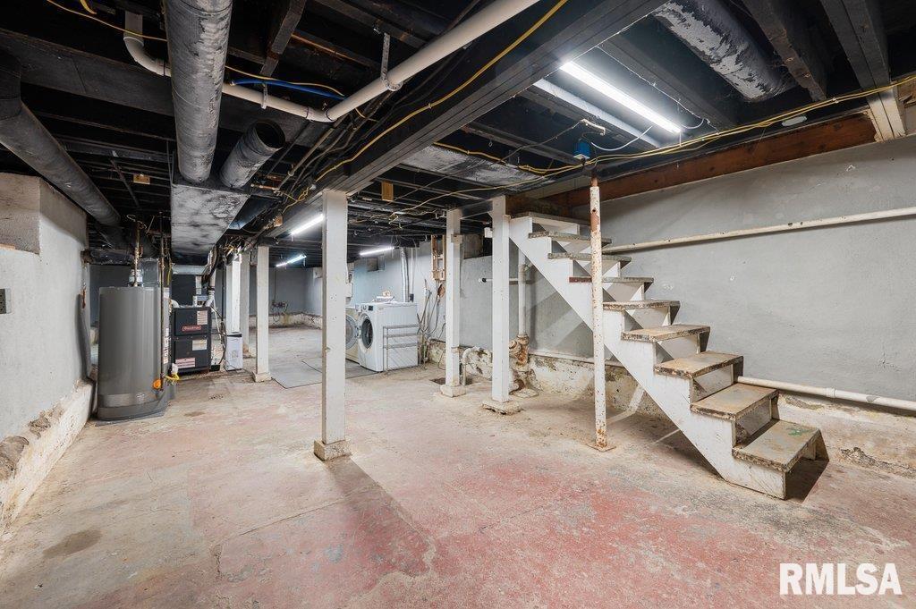 210 North 5th Street Clinton, IA 52732 - Photo 27 of 35 a view of an empty room with stairs