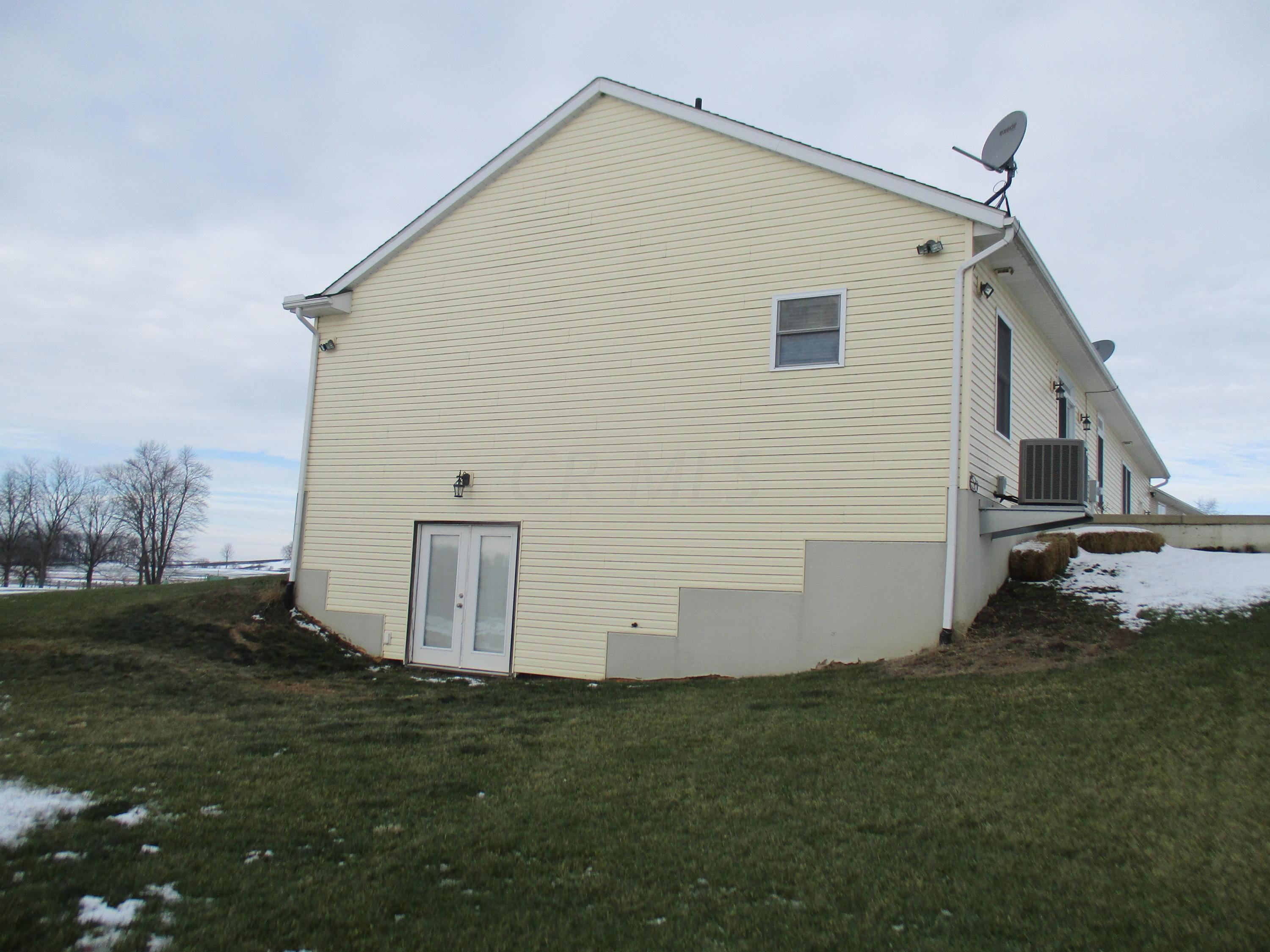 2556 Debolt Road Utica, OH 43080 - Photo 4 of 32 Gallery Image 4