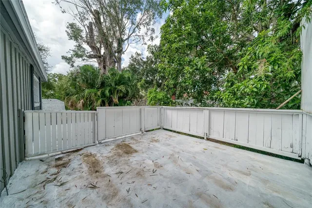 a view of a backyard