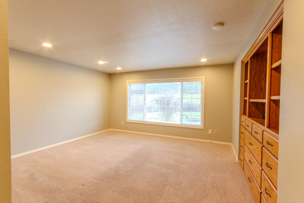 739 Pierce Road Medford, OR 97504 - Photo 26 of 45 739 Pierce Rd-49