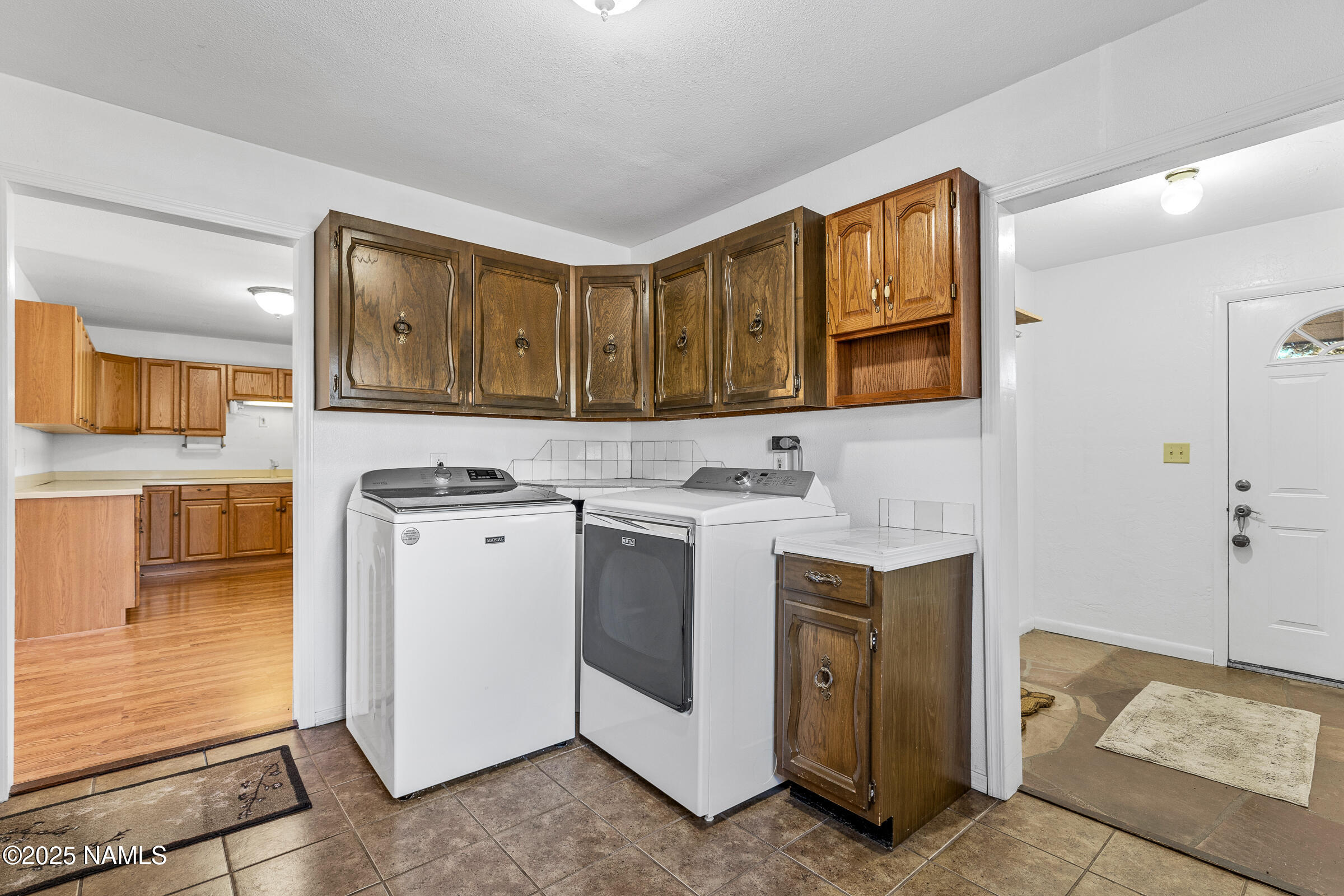 1843 Country Club Road Williams, AZ 86046 - Photo 22 of 36 a view of a kitchen with stove and cabinets