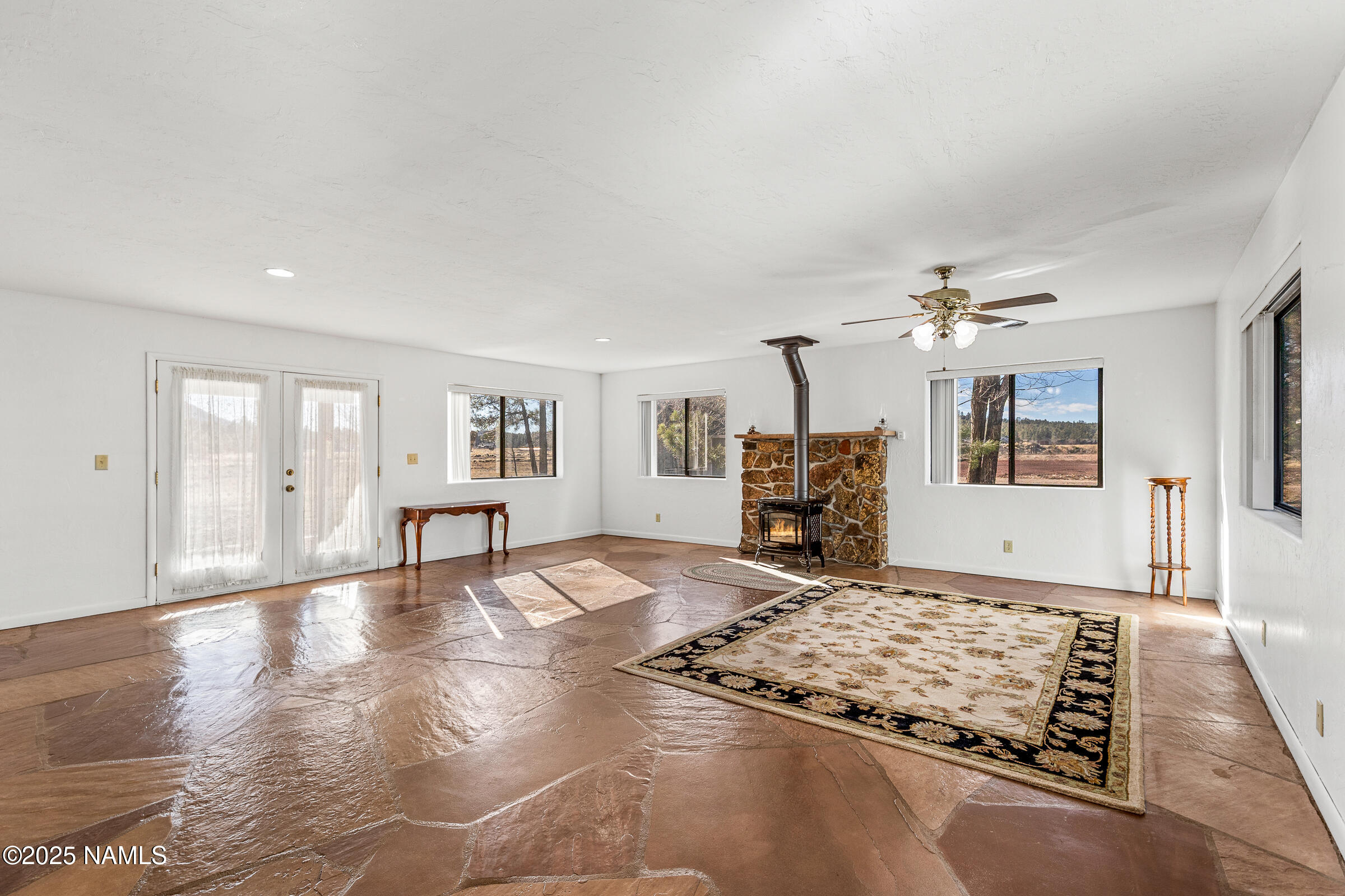 1843 Country Club Road Williams, AZ 86046 - Photo 3 of 36 a living room with furniture and a flat screen tv