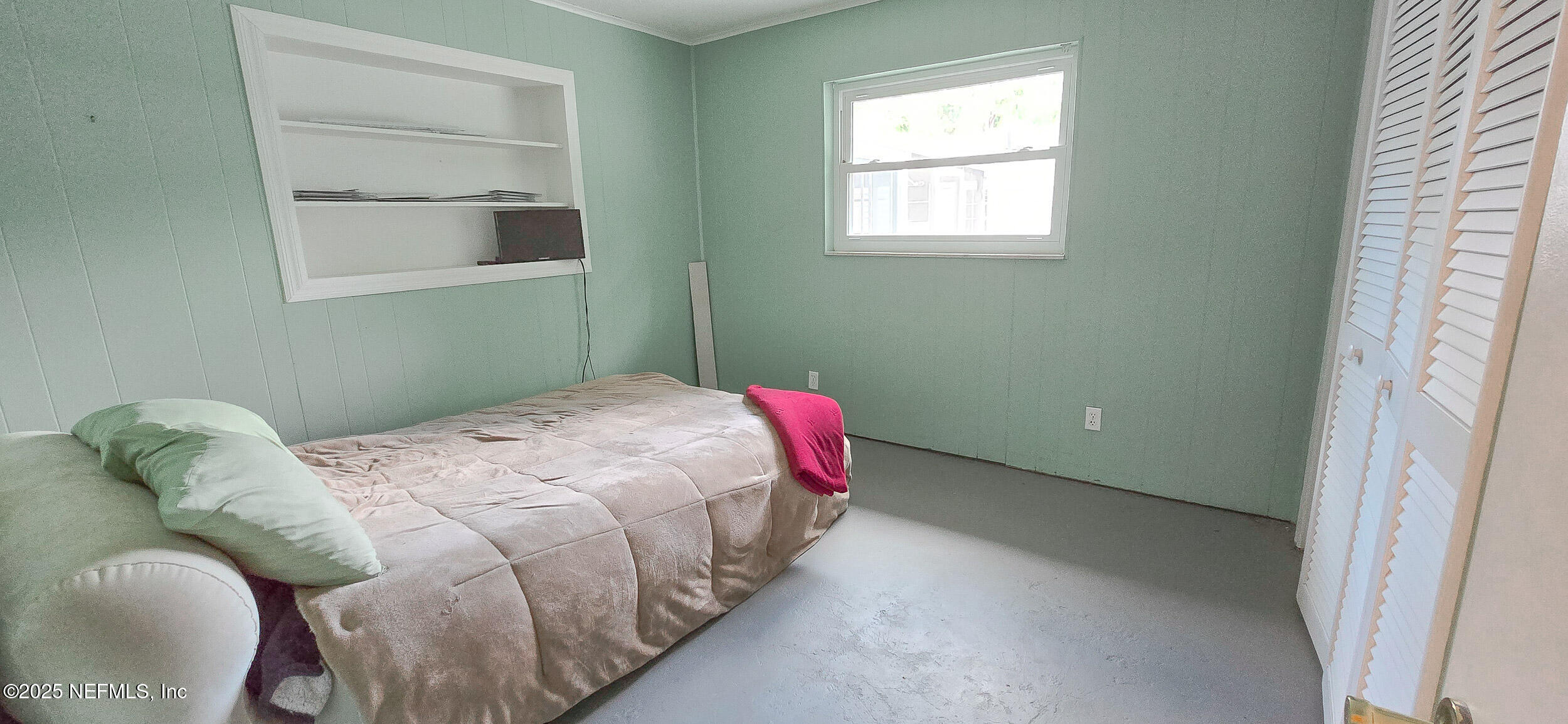 5 55th Street Yankeetown, FL 34498 - Photo 8 of 24 a bedroom with a bed and a window