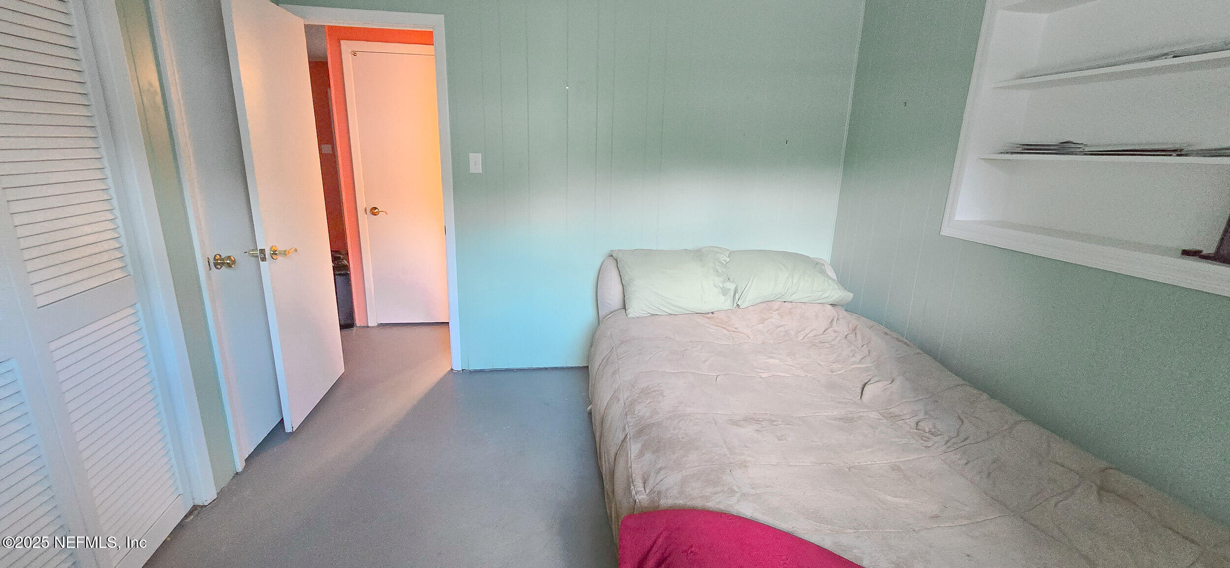 5 55th Street Yankeetown, FL 34498 - Photo 9 of 24 a bedroom with a bed and a potted plant