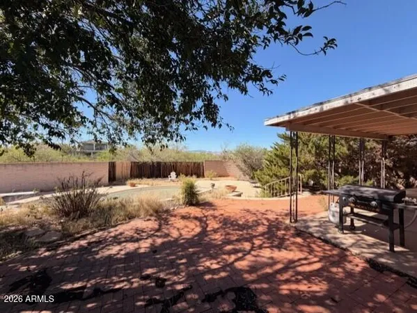 a view of a backyard