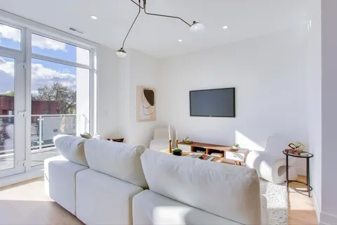 $535,000 | 5428 North Winthrop Avenue, Unit 202, Chicago, IL 60640