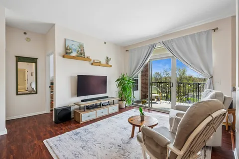 $309,999 | 3125 Town Square Drive, Unit 405, Rolling Meadows, IL 60008