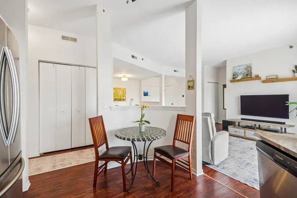 $309,999 | 3125 Town Square Drive, Unit 405, Rolling Meadows, IL 60008