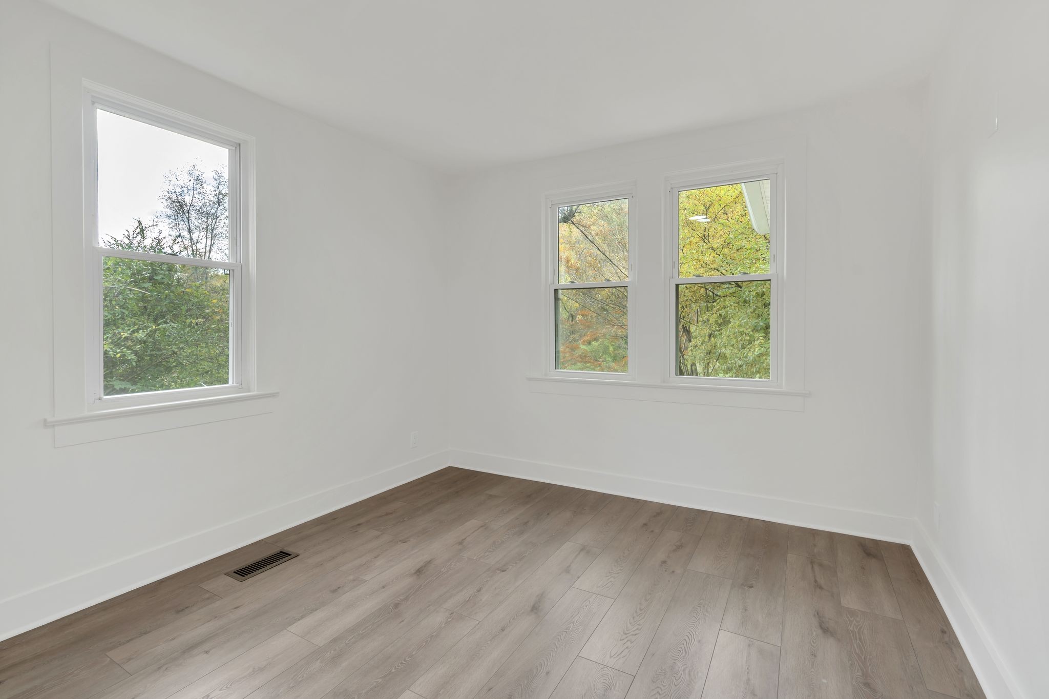 5060 Drakes Branch Road Nashville, TN 37218 - Photo 15 of 43 an empty room with a window