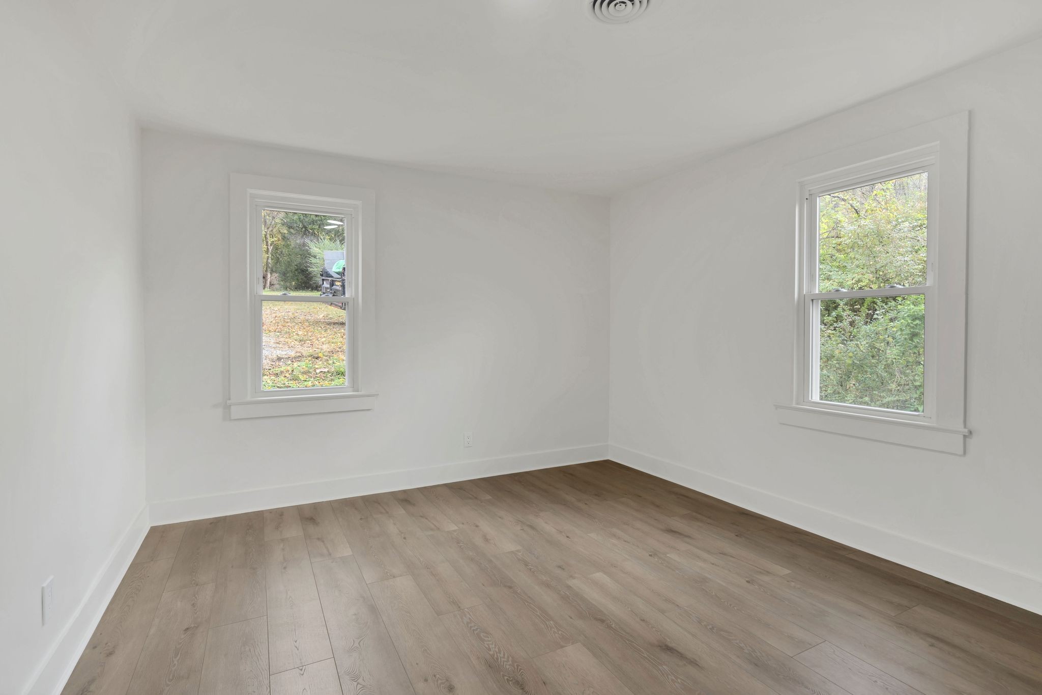 5060 Drakes Branch Road Nashville, TN 37218 - Photo 19 of 43 an empty room with a window