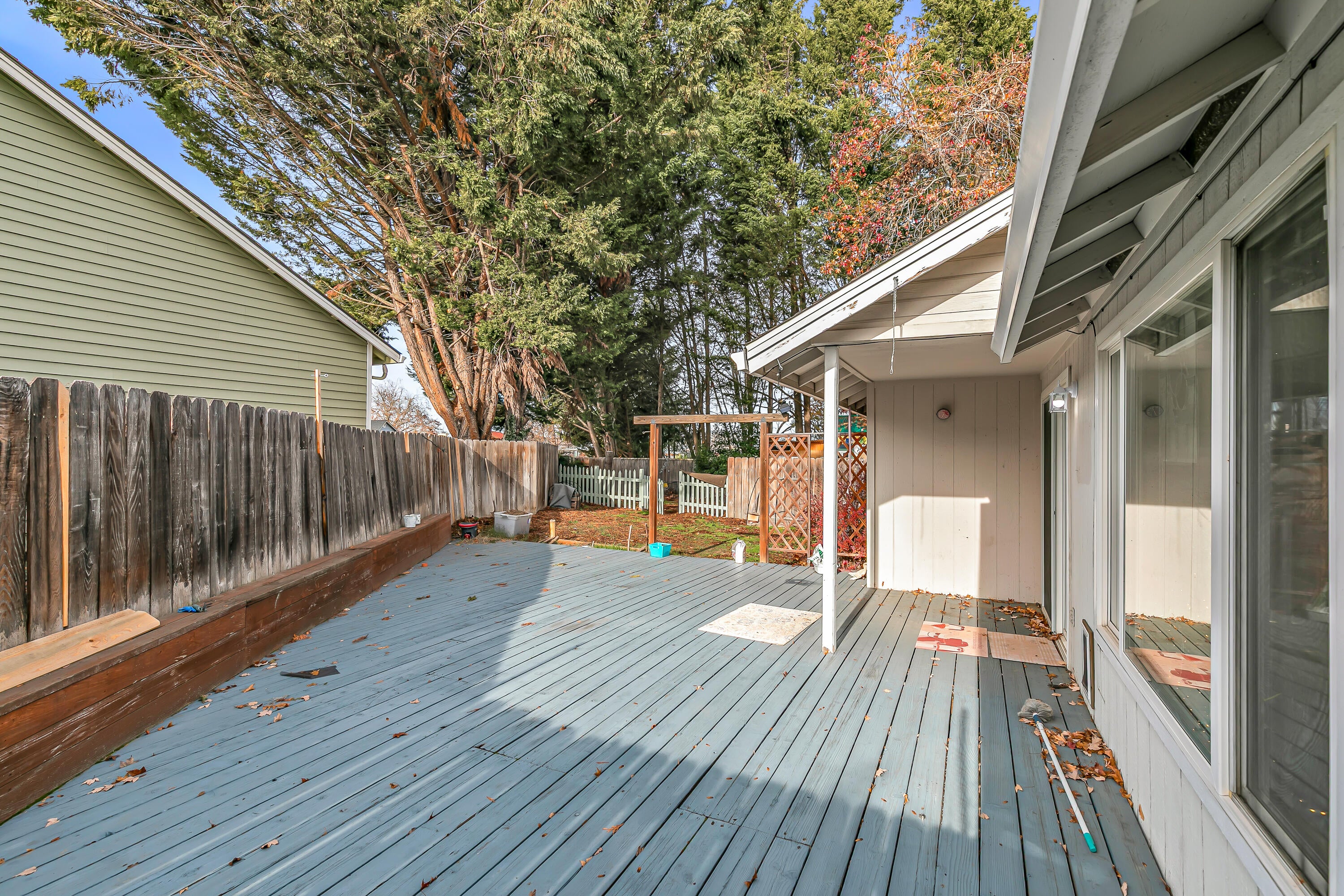 439 Midway Road Medford, OR 97501 - Photo 18 of 23 Backyard deck