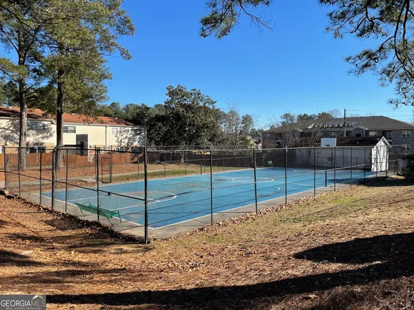a view of a backyard