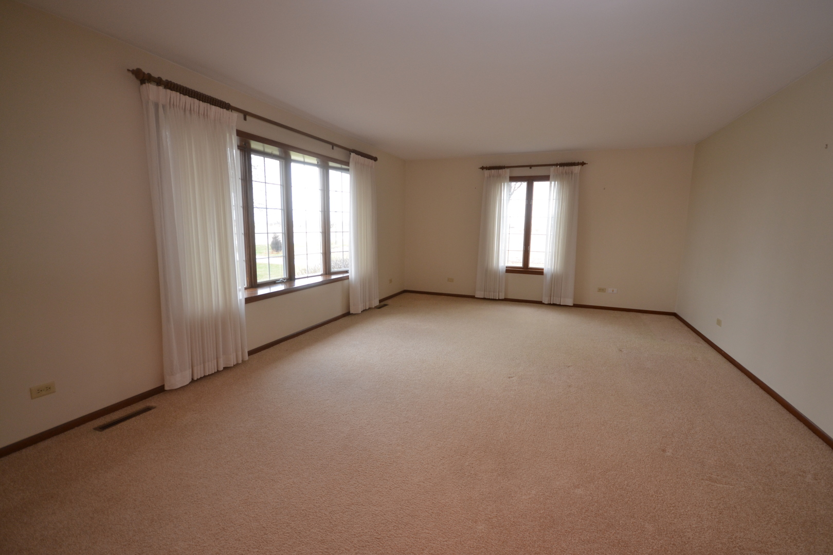 42W665 Plato Road Elgin, IL 60124 - Photo 4 of 38 an empty room with windows
