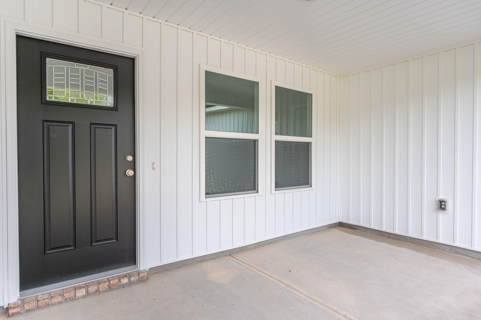 5833 Flamingo Road Crestview, FL 32539 - Photo 4 of 32 an empty room with windows