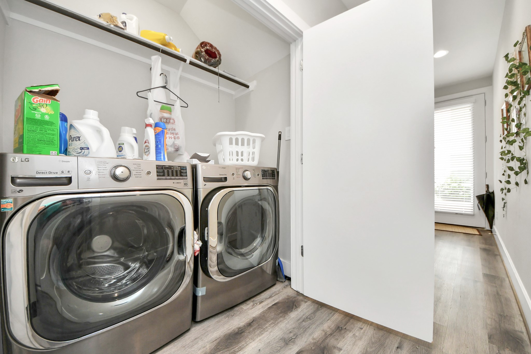 6715 Allegheny Street Houston, TX 77021 - Photo 8 of 18 a utility room with dryer and washer