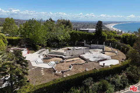 a picture of city view with outdoor space