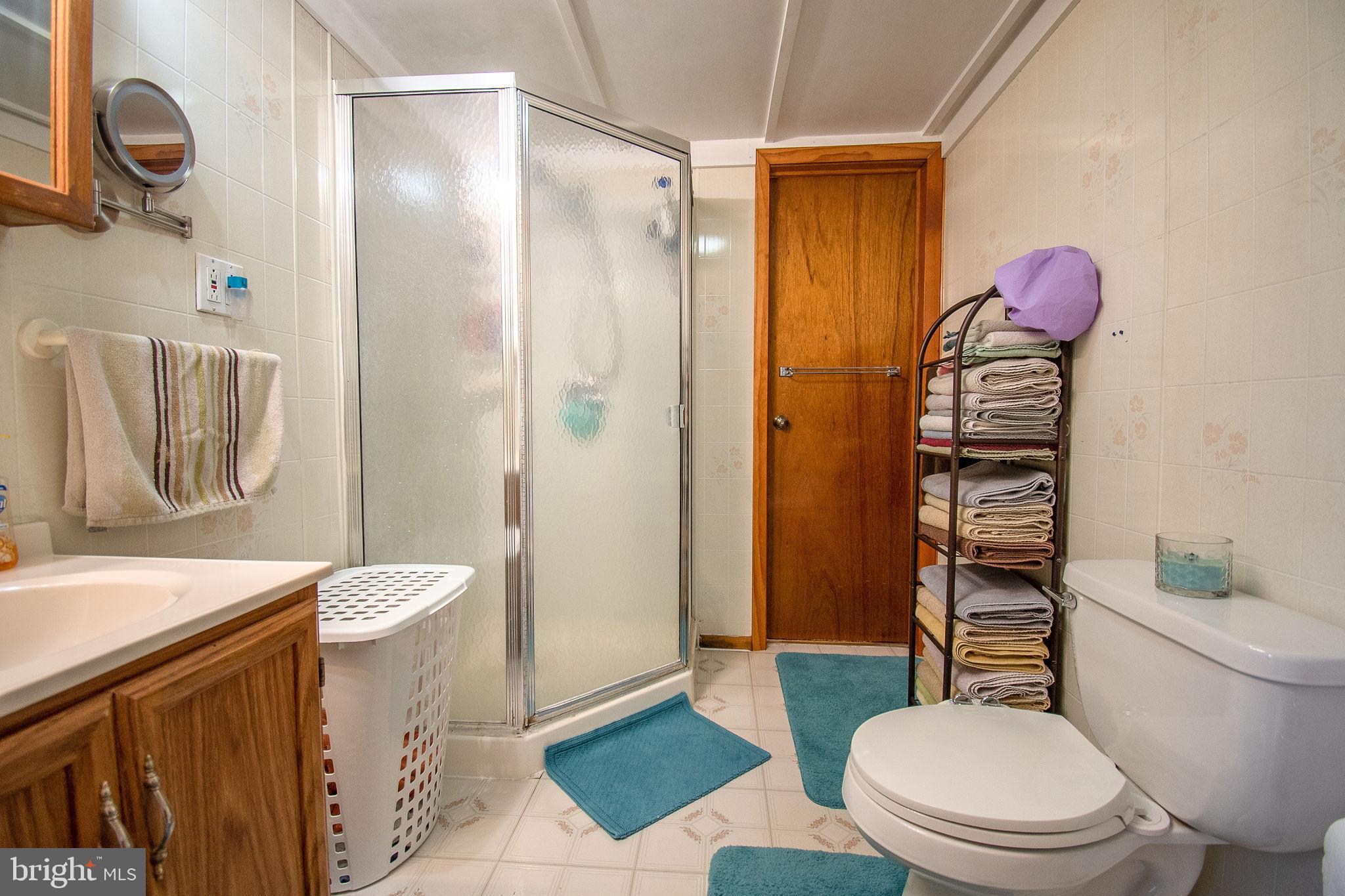 39 Belmar Road Hatboro, PA 19040 - Photo 12 of 17 Upstairs bathroom