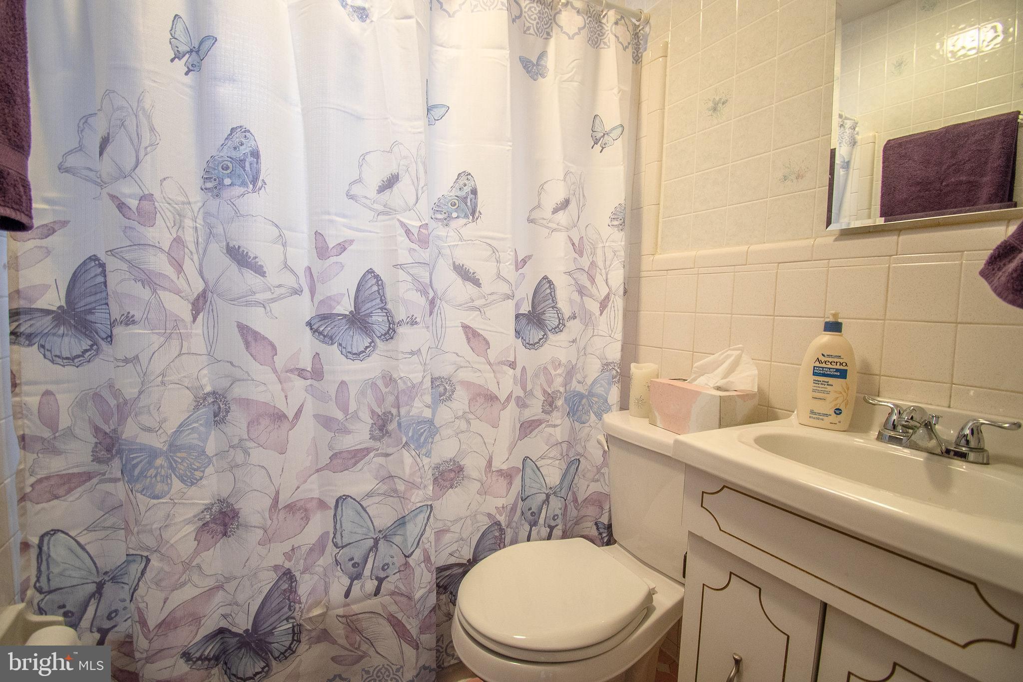 39 Belmar Road Hatboro, PA 19040 - Photo 9 of 17 Main level bath