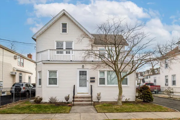 $3,300 | 9 Hanover Place, Unit 2, Rockville Centre, NY 11570