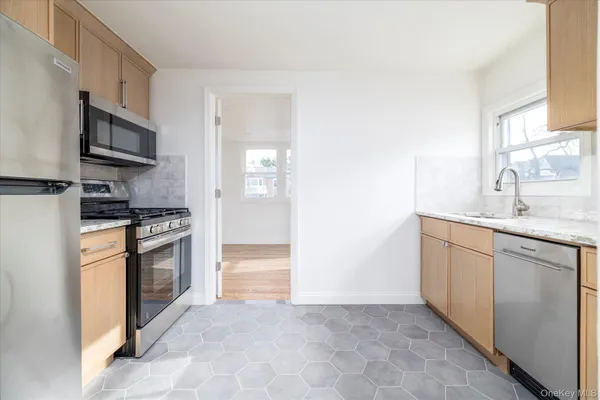 $3,300 | 9 Hanover Place, Unit 2, Rockville Centre, NY 11570