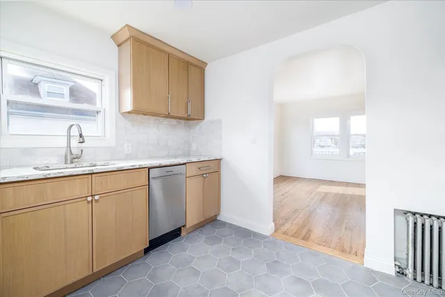 $3,600 | 9 Hanover Place, Unit 2, Rockville Centre, NY 11570