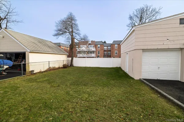 $3,300 | 9 Hanover Place, Unit 2, Rockville Centre, NY 11570