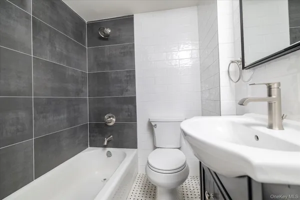 $3,300 | 9 Hanover Place, Unit 2, Rockville Centre, NY 11570