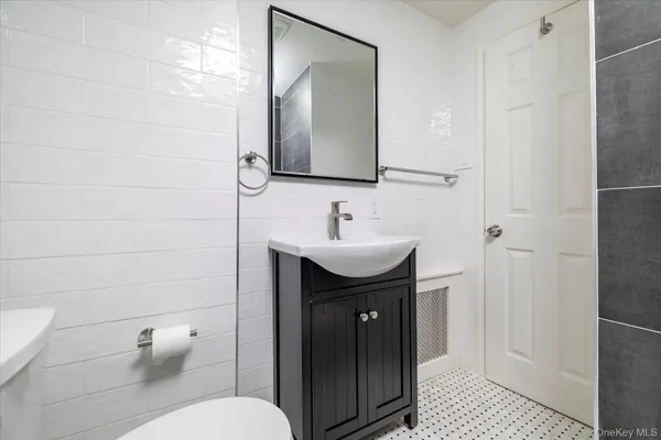 $3,300 | 9 Hanover Place, Unit 2, Rockville Centre, NY 11570