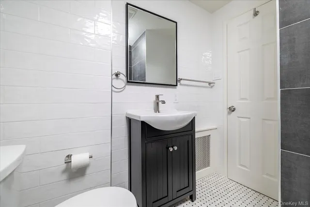 $3,600 | 9 Hanover Place, Unit 2, Rockville Centre, NY 11570