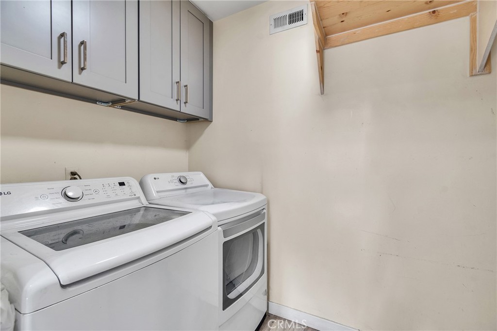 5121 Sierra Street Riverside, CA 92504 - Photo 19 of 34 a utility room with dryer and washer